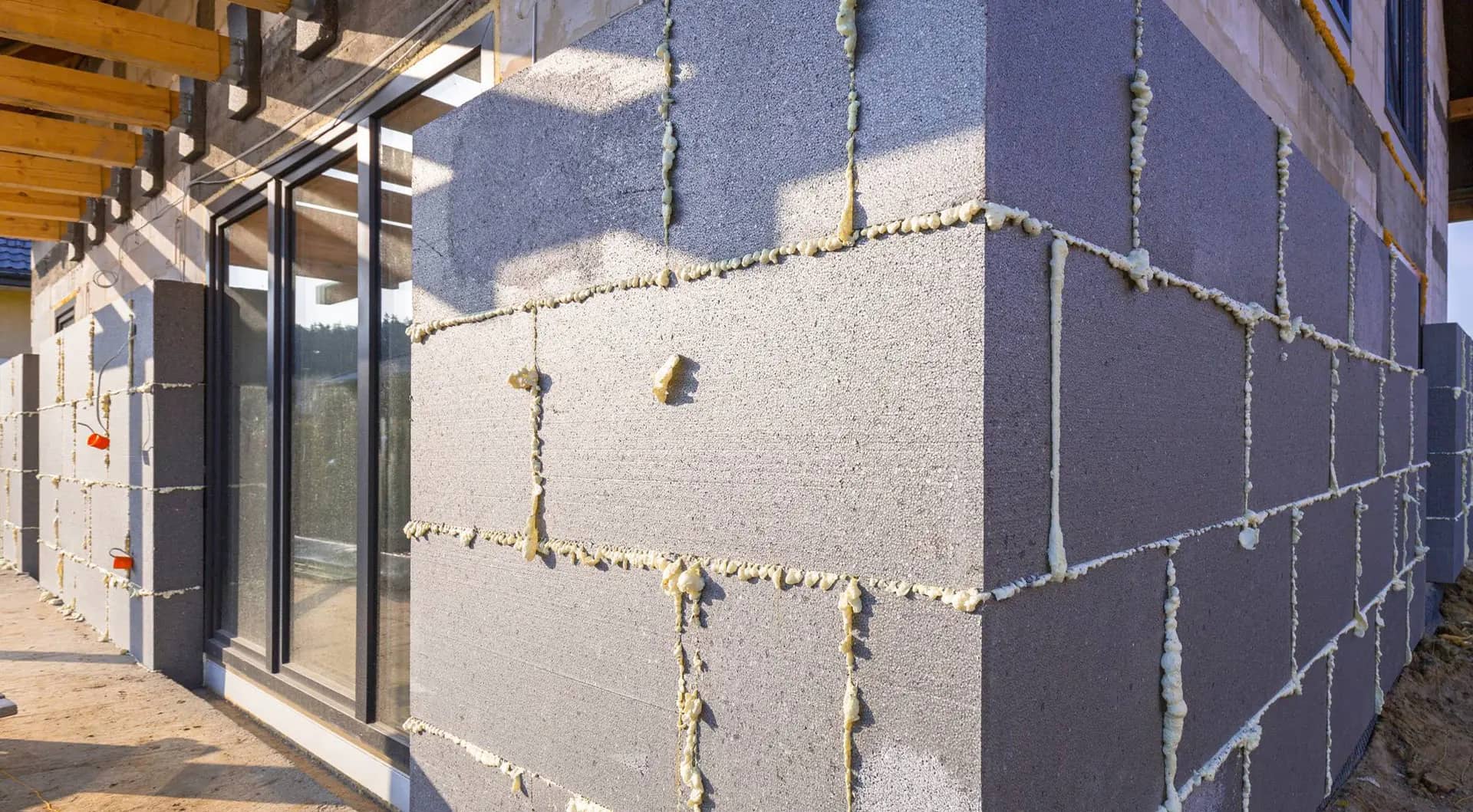 Panneaux isolants posés sur la façade d'un bâtiment